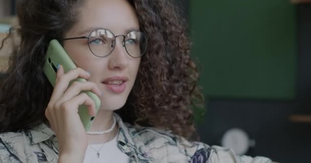 Detailní Portrét Šťastné Mladé Dámy Mluvící Mobilním Telefonu Gestikulující Kanceláři — Stock video
