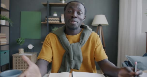 Retrato Empresário Afro Americano Falando Mostrando Documento Negócios Fazendo Videochamada — Vídeo de Stock