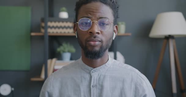 Portret Ambitnego Afro Amerykańskiego Biznesmena Wykonującego Wideo Rozmowy Online Omawiającego — Wideo stockowe