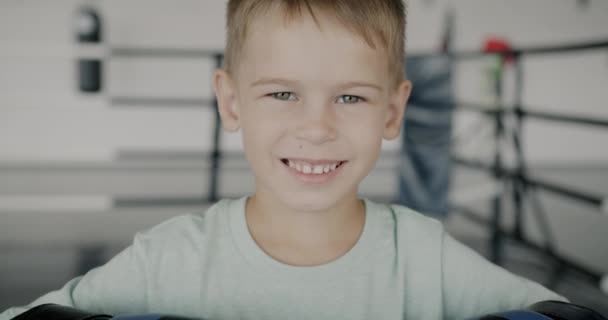 喜形于色的孩子戴着拳击手套站在拳击台上 微笑着看着镜头 慢镜头 儿童和体育教育 — 图库视频影像