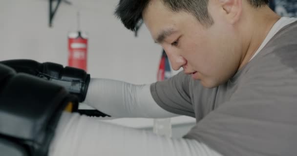 Yorgun Asyalı Dövüşçünün Portresi Ringin Köşesinde Durup Müsabakadan Sonra Nefes — Stok video