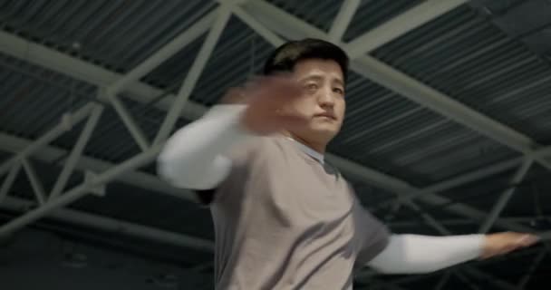 Mouvement Lent Homme Asiatique Musclé Faisant Exercice Échauffement Pour Entraînement — Video