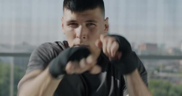 专业跆拳道手的慢动作肖像画用包裹着的手和镜头对着拳击手进行训练 体育与人的概念 — 图库视频影像