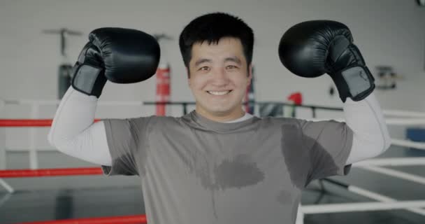 Jubelnder Asiatischer Boxchampion Der Mit Erhobenen Armen Boxring Steht Und — Stockvideo