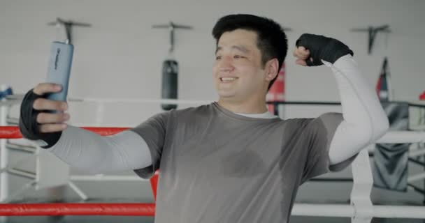 스마트 카메라를 체육관에서 셀카를 잘생긴 아시아 Mma 전투기의 슬로우 — 비디오