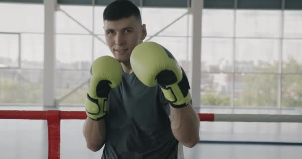 Retrato Cámara Lenta Del Exitoso Campeón Boxeo Joven Pie Gimnasio — Vídeos de Stock