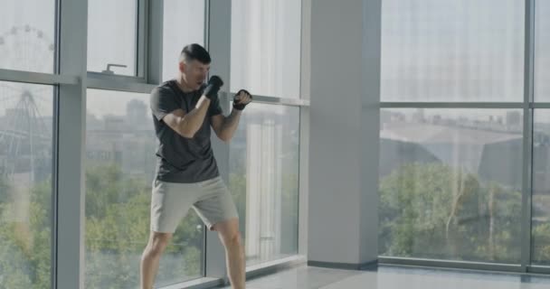 Movimento Lento Jovem Desportista Com Mãos Embrulhadas Treinando Movimentos Boxe — Vídeo de Stock