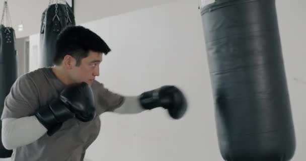 Mouvement Lent Sportif Asiatique Frappant Sac Boxe Préparant Pour Compétition — Video