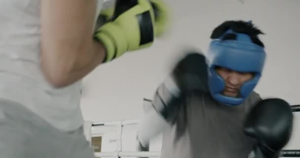 在现代体育馆里 亚洲运动员的训练和教练打拳练习是一起练拳击的 武术和职业体育的混合概念 — 图库视频影像