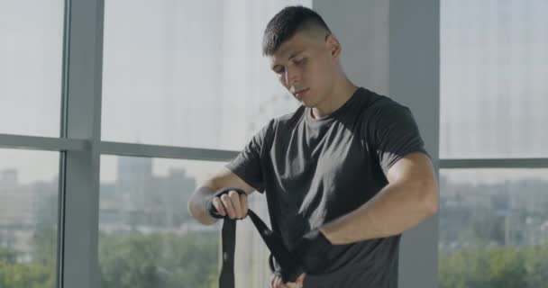年轻的白种人跆拳道手在Mma打斗前把双手包扎好 准备在体育中心训练 积极的生活方式和武术装备概念 — 图库视频影像