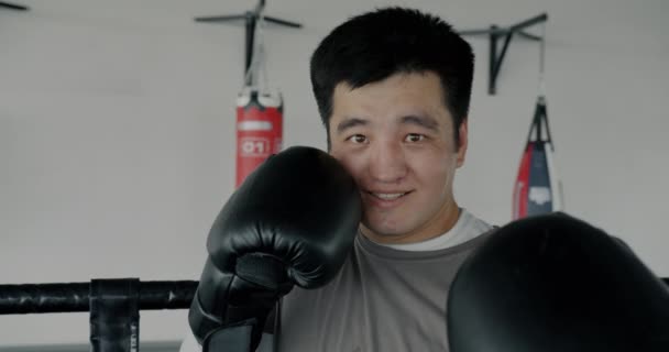Portret Spowolnionego Ruchu Szczęśliwego Azjatyckiego Boksera Stojącego Ringu Bokserskim Rękawiczkach — Wideo stockowe