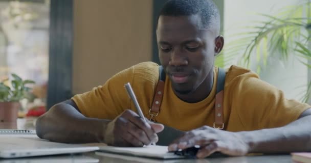 真剣なアフリカ系アメリカ人の起業家は フラワーショップで仕事で忙しいノートパソコンの画面を見ています ビジネス活動と人々のコンセプト — ストック動画