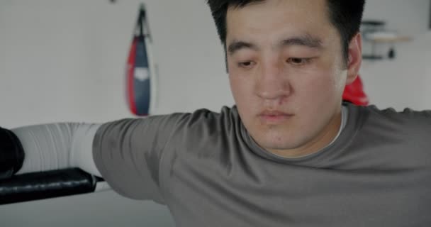 Lassú Mozgás Kimerült Bokszoló Pihen Ring Sarokban Légzés Közben Szünet — Stock videók