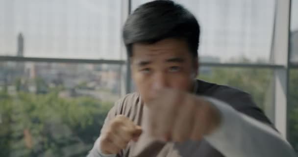 Portret Męskiego Azjatyckiego Sportowca Rzucającego Ciosami Trening Siłowni Patrzącego Kamerę — Wideo stockowe