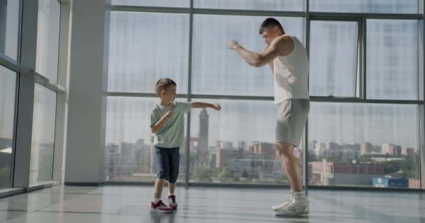 Медленное Движение Отца Сына Маленькие Мальчики Тренируются Спортзале Вместе Практикуя — стоковое видео
