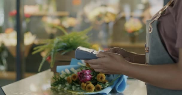 Närbild Kvinnliga Handen Håller Nfc Terminal Och Betalning Med Smartphone — Stockvideo