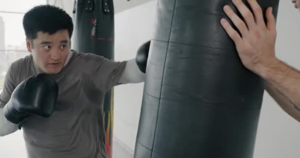 Entraînement Boxeur Asiatique Masculin Avec Sac Boxe Sous Direction Instructeur — Video