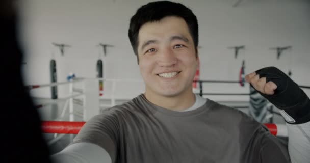 形象快乐的亚洲运动员在线视频通话从健身房的谈话和显示一致的相机 体育和传播概念 — 图库视频影像