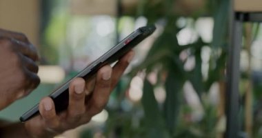 Çiçekçide portatif bilgisayarla çalışan erkek eli tablet kullanıyor. Modern teknoloji ve iş faaliyeti kavramı.