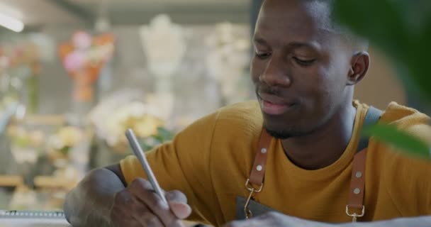 Afro Amerikaanse Zakenman Werkzaam Bloemenwinkel Schrijven Geconcentreerd Business Planning Ondernemers — Stockvideo