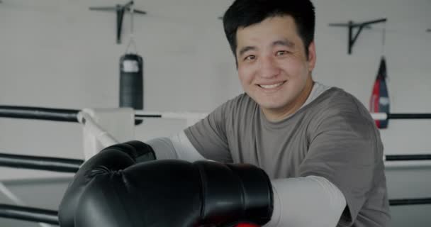Портрет Радостного Боксера Азиата Стоящего Ринге Улыбающегося Смотрящего Камеру Наслаждающегося — стоковое видео