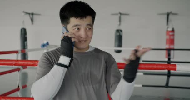 Radosny Azjatycki Sportowiec Wykonujący Telefon Komórkowy Siłowni Rozmawiający Śmiejący Się — Wideo stockowe