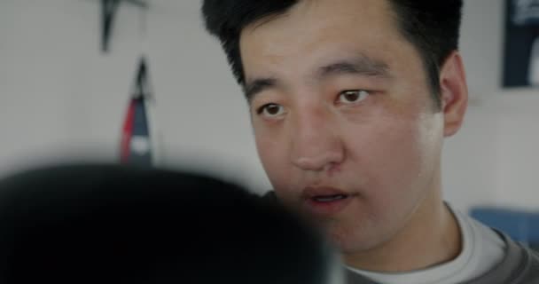 Közelkép Egy Fáradt Ázsiai Sportolóról Aki Izzadságot Törli Arcáról Bokszkesztyűvel — Stock videók