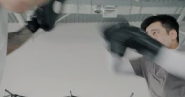 Spor salonunda eldiven giyerek boks yapmaktan hoşlanan antrenman arkadaşı olan yetenekli bir boksör Asyalı sporcu eğitimi. Halk ve spor konsepti.