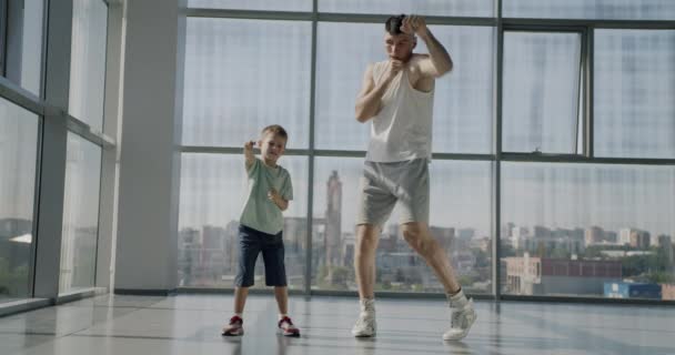 Медленный Портрет Взрослого Мужчины Маленького Мальчика Вместе Тренирующихся Спортзале Практикующих — стоковое видео