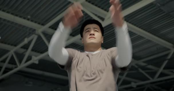 Spor Salonunda Isınma Egzersizi Yapan Asyalı Sporcunun Yavaş Çekim Portresi — Stok video