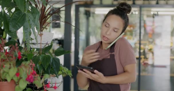 Közel Keleti Hölgy Virágüzlet Tulajdonosa Rendelés Mobiltelefon Beszél Tabletta Kommunikációs — Stock videók