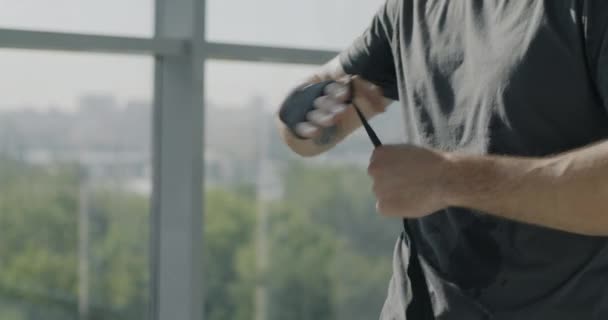 Close Mãos Masculinas Embrulhando Com Tiras Preparando Para Treinamento Boxe — Vídeo de Stock