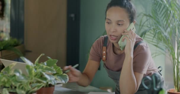 Női Vállalkozó Beszél Ügyféllel Mobiltelefonon Füves Növényeket Árul Virágüzletben Virágüzlet — Stock videók