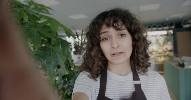 Flower Shop Worker Registrazione Video Internet Vlog Parlando Piante Che — Video Stock