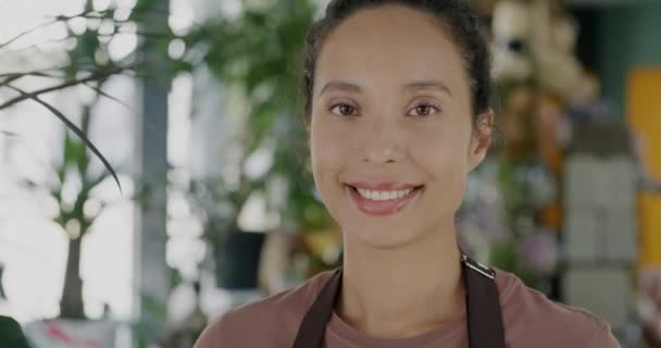 Pozitív Közel Keleti Portréja Gyönyörű Mosollyal Virágüzletben Egyenruhában Kiskereskedelmi Sikeres — Stock videók