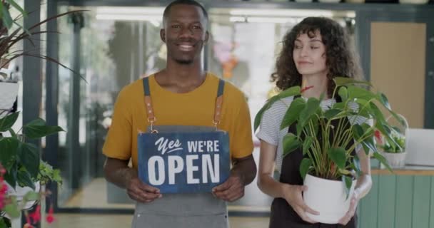 Деловые Партнеры Мужчина Женщина Открывают Цветочный Магазин Табличкой Открыты Зеленый — стоковое видео