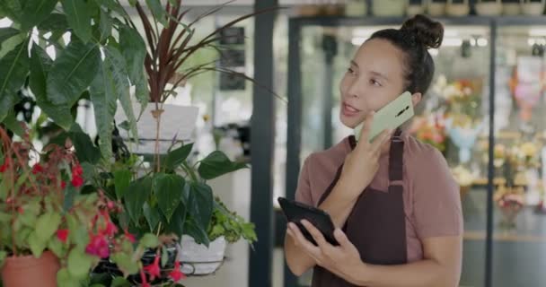 Virágüzlet Asszisztens Közel Keleti Hölgy Beszél Ügyfél Mobiltelefon Tabletta Nézi — Stock videók