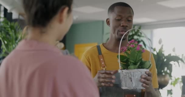 Vendeur Afro Américain Parlant Une Cliente Discutant Une Plante Fleurs — Video