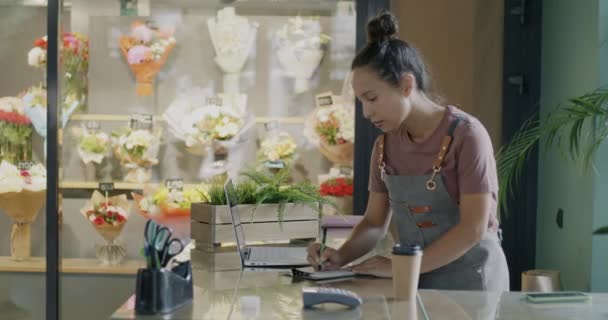Mujeres Jóvenes Caucásicas Medio Oriente Floristas Hablando Pie Mostrador Tienda — Vídeos de Stock