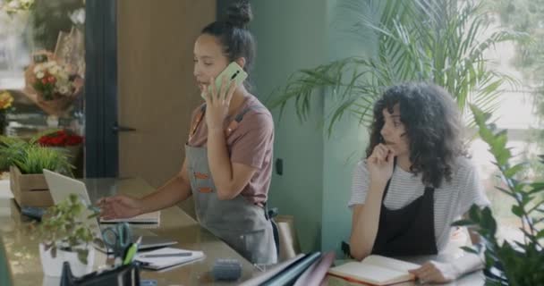 Pengusaha Wanita Membuat Panggilan Telepon Genggam Dan Menulis Berkonsentrasi Pada — Stok Video