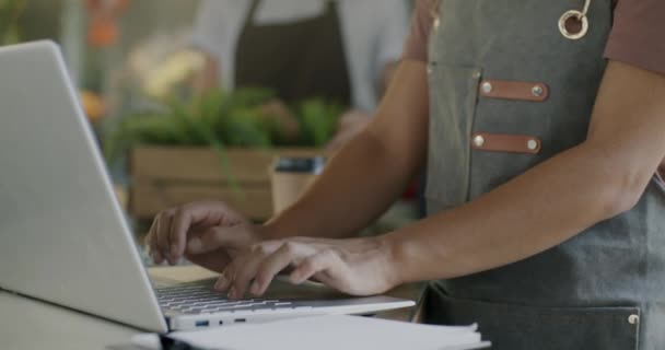 Close Mãos Femininas Trabalhando Com Computador Balcão Loja Flores Enquanto — Vídeo de Stock