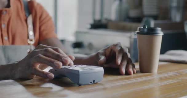 Крупним Планом Клієнт Платить Каву Кредитною Карткою Сучасному Кафе Сучасні — стокове відео