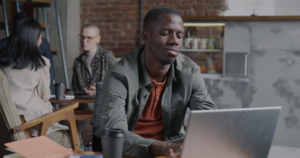 Dizüstü Bilgisayarla Çalışan Afrikalı Amerikalı Girişimcinin Portresi Birlikte Çalışma Ofisindeki — Stok video