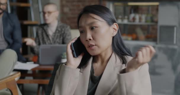 Wesoła Azjatycka Bizneswoman Rozmawiająca Przez Telefon Komórkowy Omawiająca Pracę Uśmiechniętą — Wideo stockowe