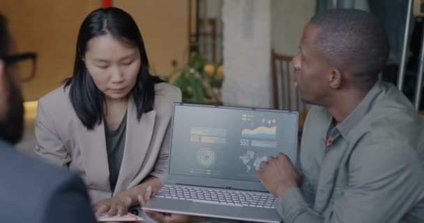Rozmanitá Skupina Podnikatelů Ukazuje Obrazovku Notebooku Diskutuje Financích Kooperativní Kanceláři — Stock video