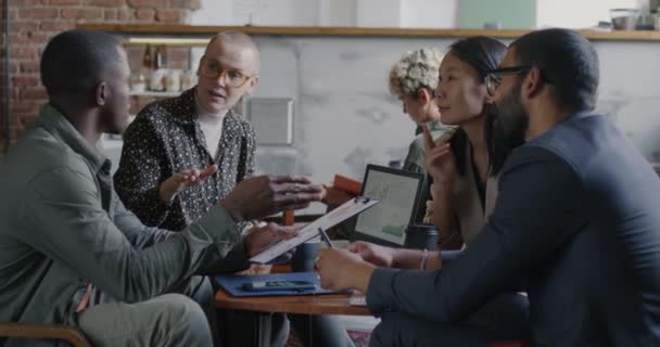 Colegas Empresários Criativos Discutindo Trabalho Falando Olhando Para Tela Laptop — Vídeo de Stock