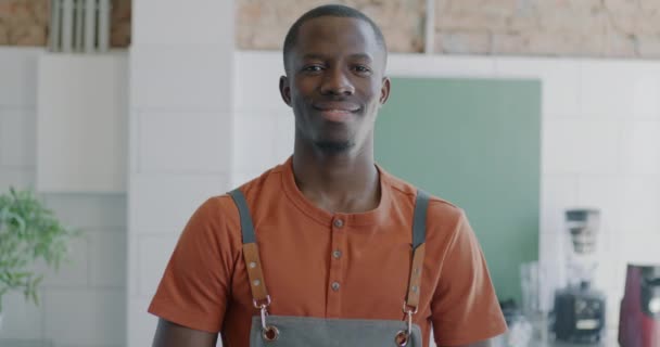 Портрет Афроамериканца Баристы Стоящего Современной Кофейне Улыбающегося Смотрящего Камеру Концепция — стоковое видео