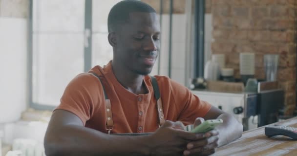 Happy Young Man Coffee House Barista Mensagens Texto Com Smartphone — Vídeo de Stock