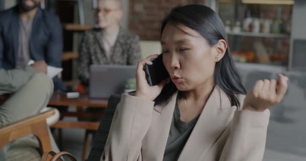 Szczęśliwa Młoda Azjatka Rozmawiająca Przez Telefon Komórkowy Uśmiechnięta Rozmawiająca Interesach — Wideo stockowe