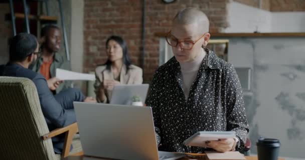 Jovem Mulher Usando Laptop Digitação Concentrada Computador Espaço Trabalho Moderno — Vídeo de Stock